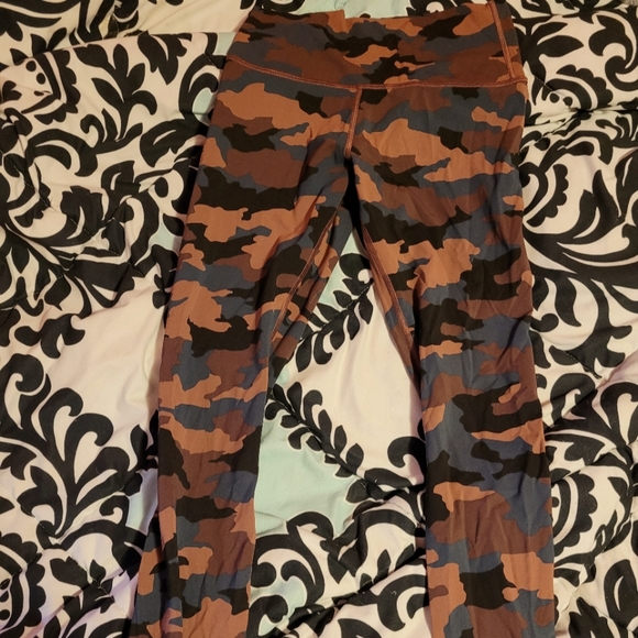 Lululemon Brown Camo Wunder Under Leggings Size 6 - Picture 1 of 2